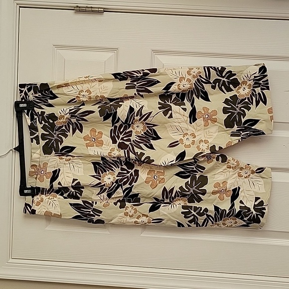 Briggs Women's Floral Cropped Pants - Picture 6 of 13